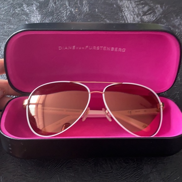 DVF WHITE & ROSE GOLD AVIATOR SUNGLASSES - Picture 4 of 5